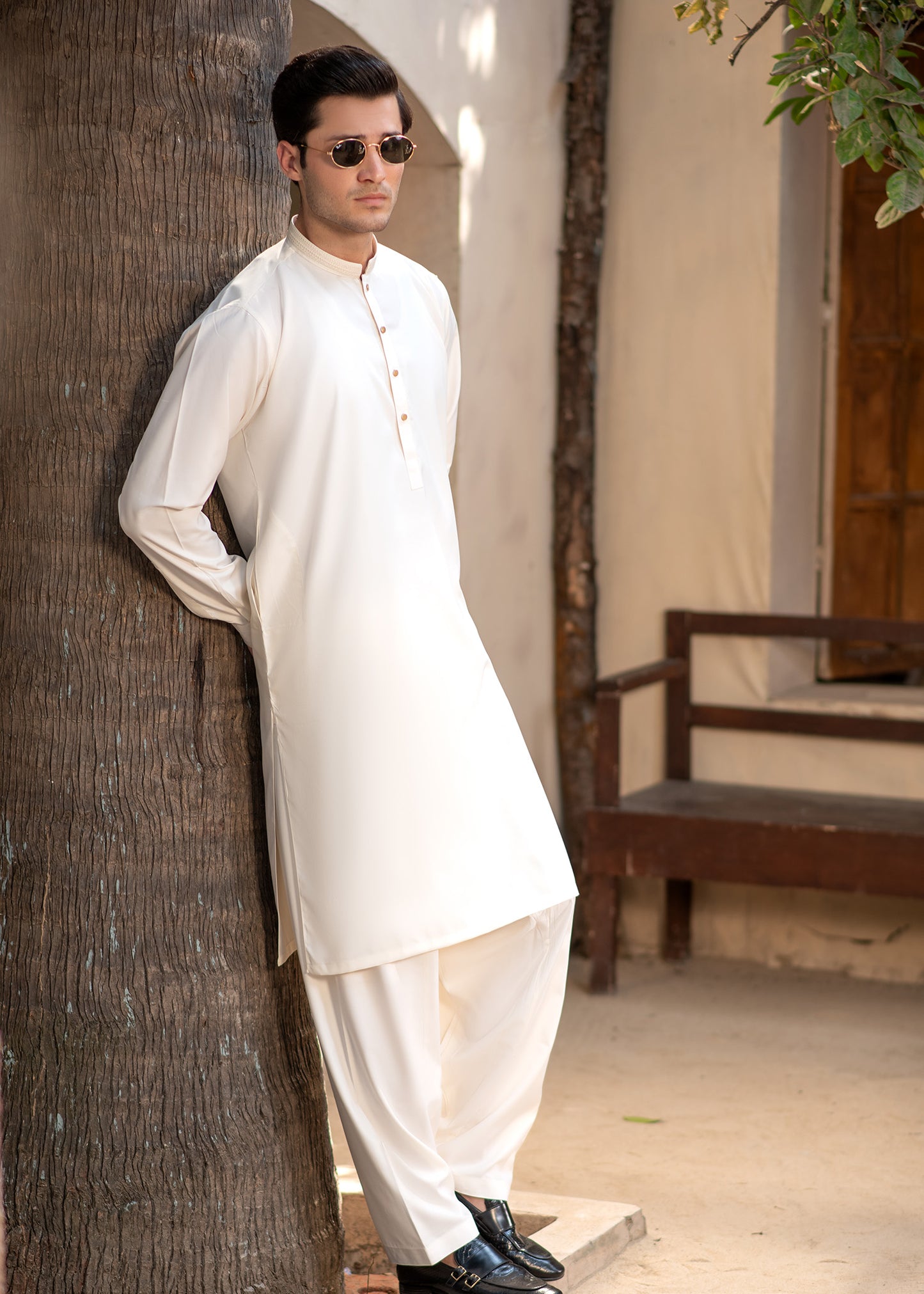 Men's Premium Ban-Embroidered Kameez Shalwar - Booski White / Classic Fit.